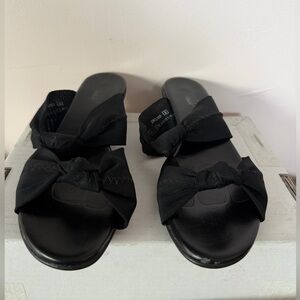 Munro Pilani sandals 7.5 N black micro mesh stretch American shoes latex soles